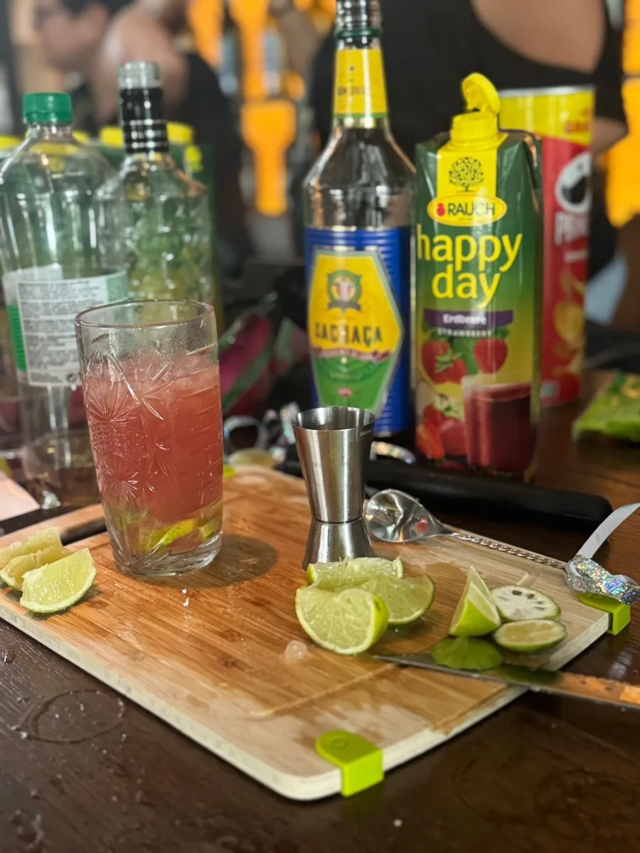 Frisch gemixter Cocktail mit Limetten und Zutaten auf dem Tisch