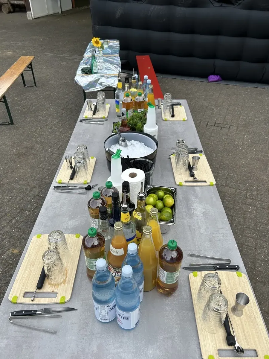 Komplett aufgebauter Cocktailkurs-Tisch mit Zutaten, Spirituosen und Equipment